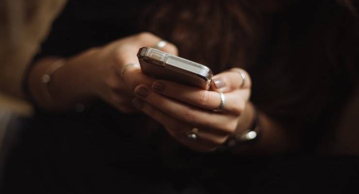 hands-holding-smartphone