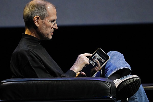 a7-600x400 Steve Jobs uses an iPad while NOT seated in a Jetstar cabin