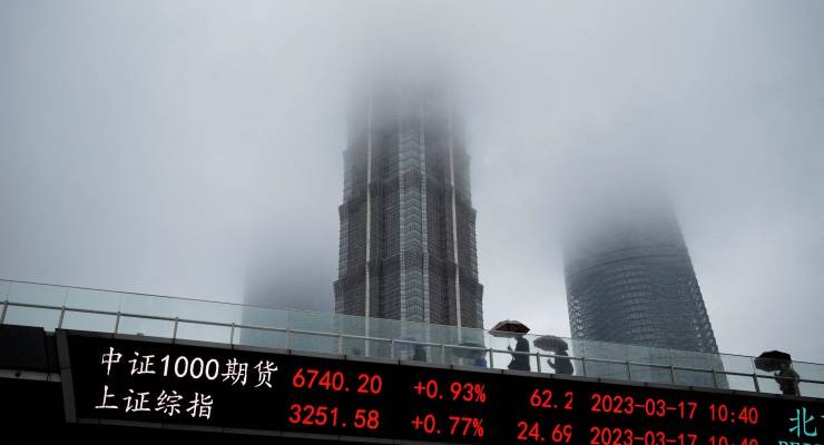 An electronic board shows stock indices in Shanghai financial district (Image: Reuters/Aly Song)
