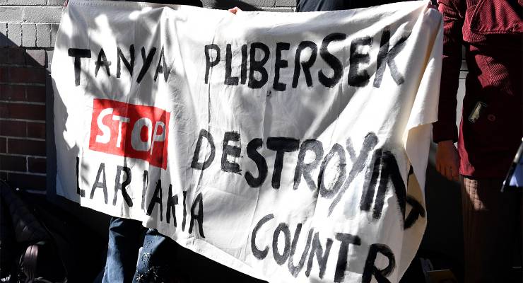 Protesters in a Hands-off Indigenous Land rally at the office of Minister for Environment Tanya Plibersek's office, July 10 2023 (Image: AAP/Bianca De Marchi)