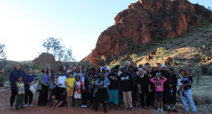 Utyerre Apanpe 2023 attendees on country at N'Dhala Gorge with Traditional Owner and Elder Therese Ryder (Image: Children's Ground)