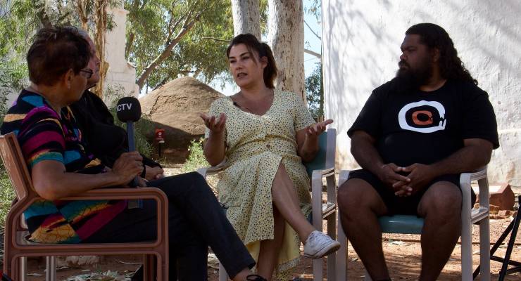 Senator Lidia Thorpe speaks to ICTV and community mob in Ntaria (Image: Julia Bergin)