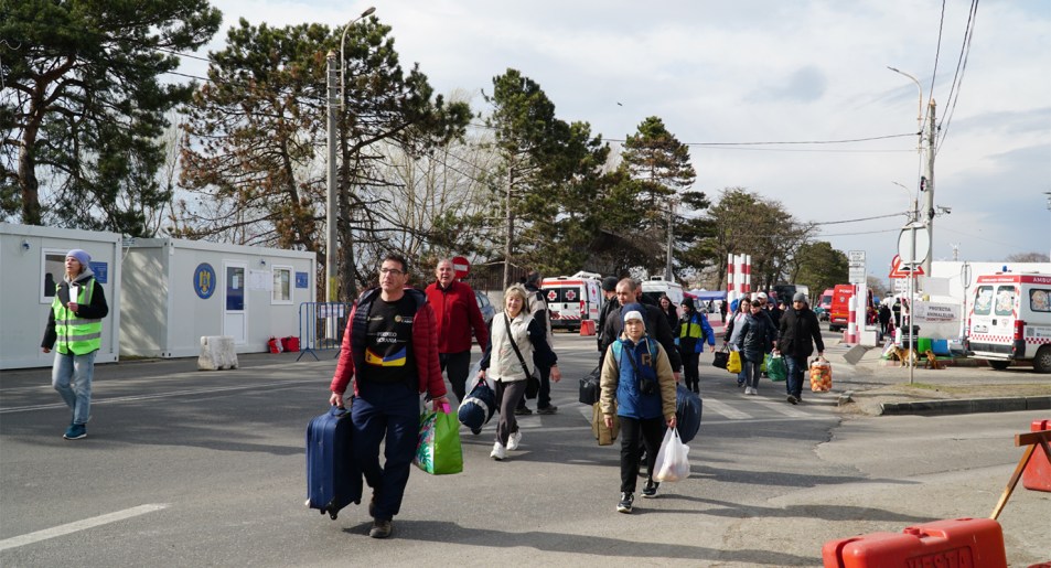 Refugees are transported to local airports by Romanian firefighters in Siret (Image: Amber Schultz/Private Media)