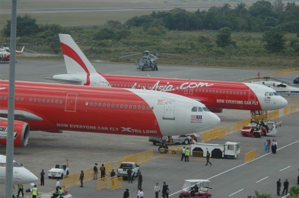 An AirAsia A320 and AirAsia X A330 (foreground) Photo by Peter Ricketts