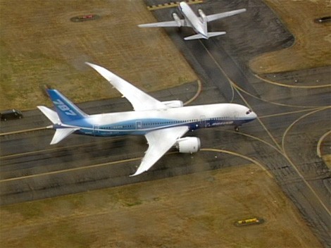 Dreamliner 787 turning, courtesy KOMO News Seattle